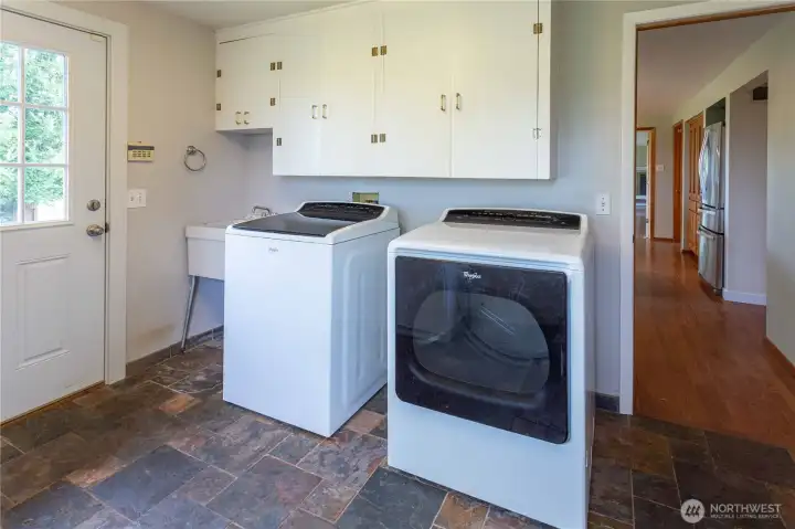 Laundry w/gas dryer & washer & sink