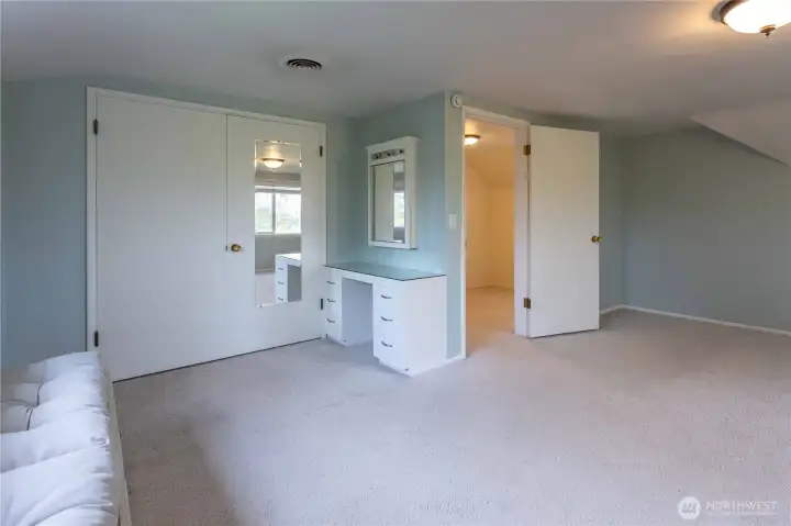 3rd room on upper floor w/bench seat and vanity