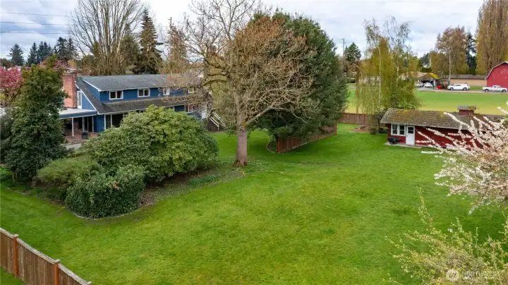 Super awesome yard is fully fenced !!