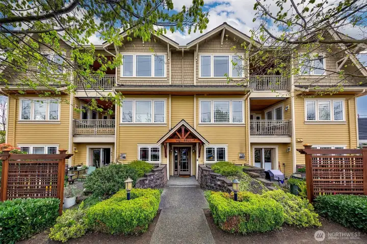 Stunning condo in the heart of Edmonds!