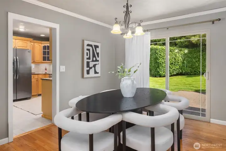 Natural flow between kitchen and dining area.