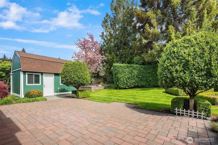 Use the "little house" outbuilding as a work retreat, art studio, flex area, tearoom... There is another space on the east side used as a potting shed.