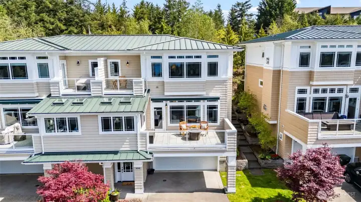 Easy McCormick Ridge awaits in this 3-story condo