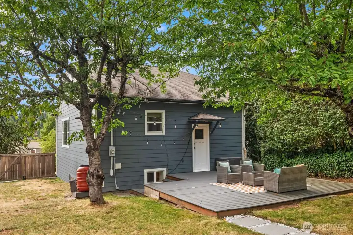 Sunny & private back yard w/ firepit