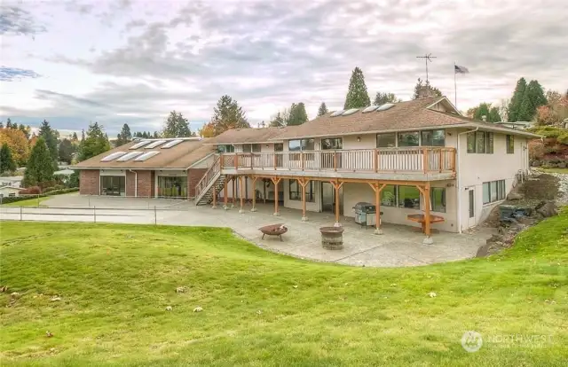 Woodcrest Estates Common Area: Clubhouse has a back deck, shuflfleboard, horseshoes and a fire pit.