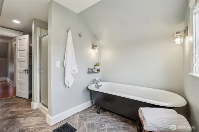 Spa-like upstairs bath – clawfoot tub