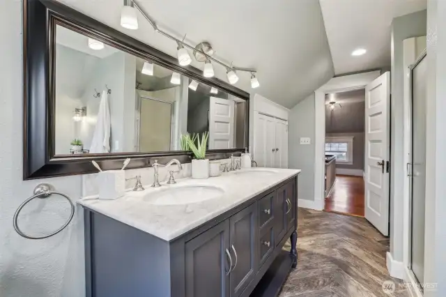 Vanity with Dual Sinks