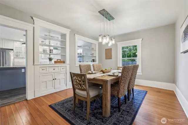 Dining room – craftsman molding, original details, perfect for gatherings