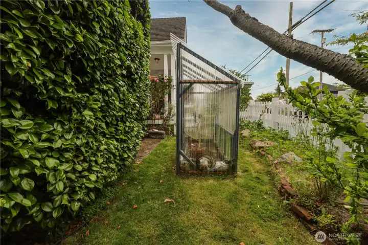 Just when you thought it couldn't get any better, it even has its own green house. Repeat after me "honey, I'm home!"