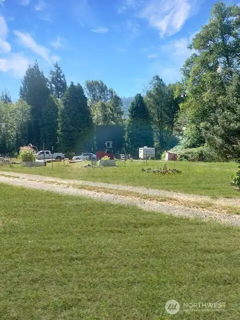Fenced garden area!  Lots of room for animals!
