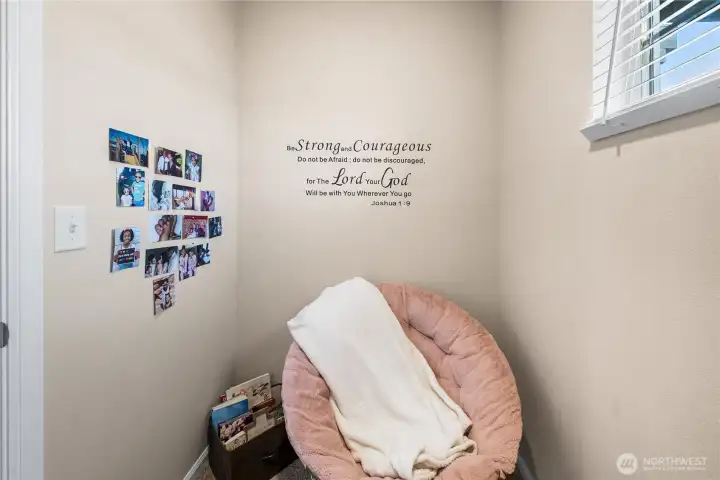 Closet/Storage/Sitting Room (Upstairs)