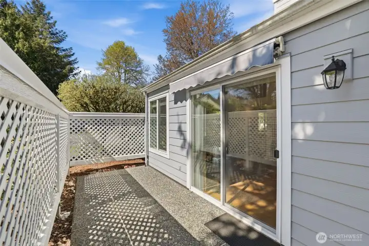 Back patio: Lattice privacy fence, Manual retractable awning