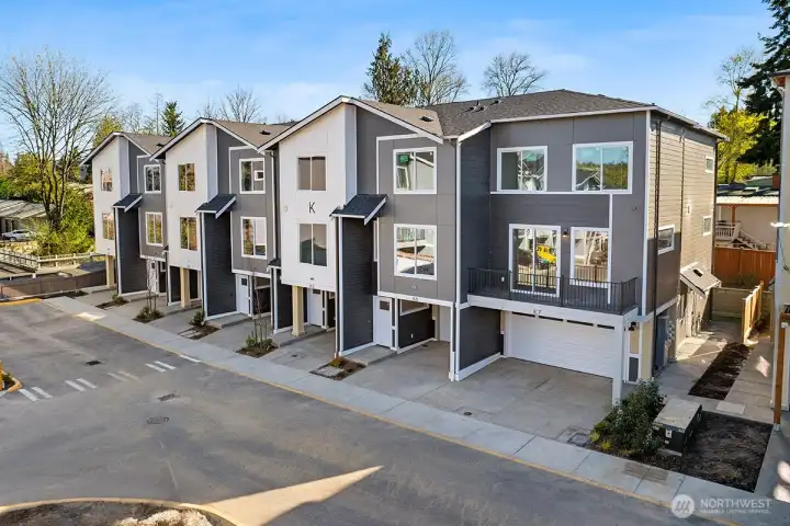 Photographs are for illustrative purposes only. Features, finishes, interior/exterior colors, landscaping and floorplan shown may vary from actual homes built