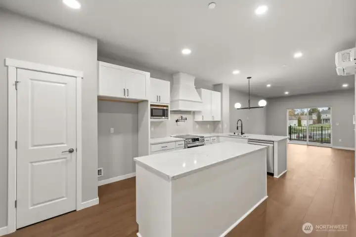 Photographs are for illustrative purposes only. Features, finishes, interior/exterior colors, landscaping and floorplan shown may vary from actual homes built