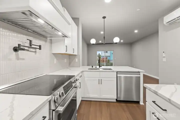 Photographs are for illustrative purposes only. Features, finishes, interior/exterior colors, landscaping and floorplan shown may vary from actual homes built