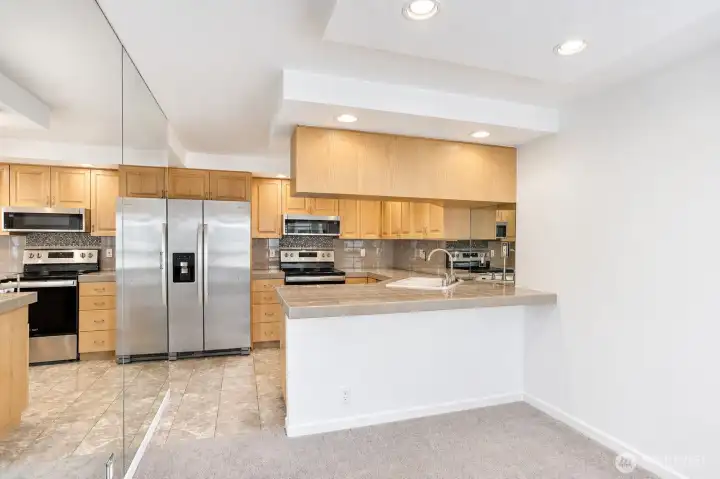 Kitchen 3 & W/Eating Bar