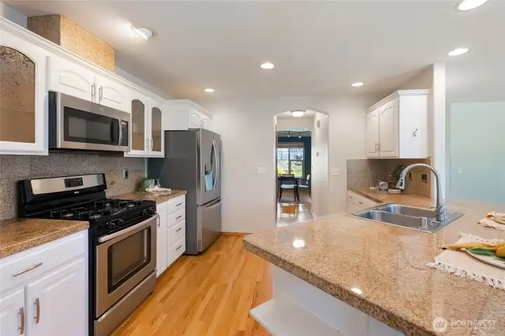 Newer stainless appliances throughout