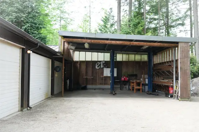Also a 2 car carport with Lift