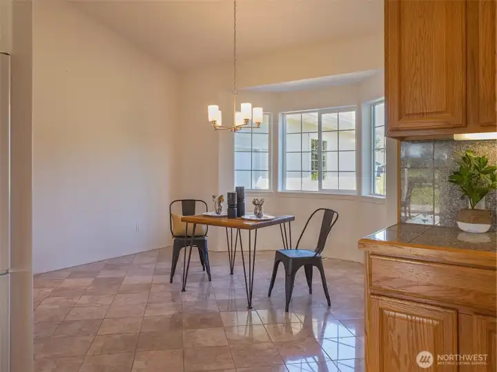 Breakfast area with bay window