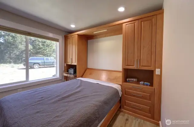 Second bedroom, Murphy bed