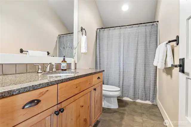 Full bath connected to 4th bedoom.