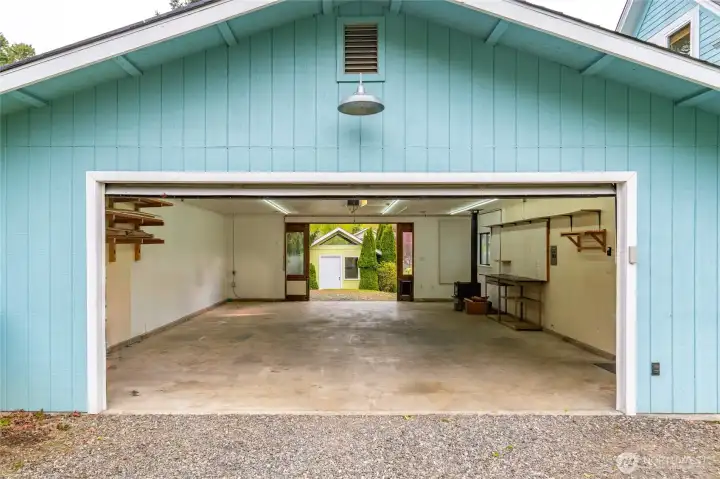 Oversized 2-car garage