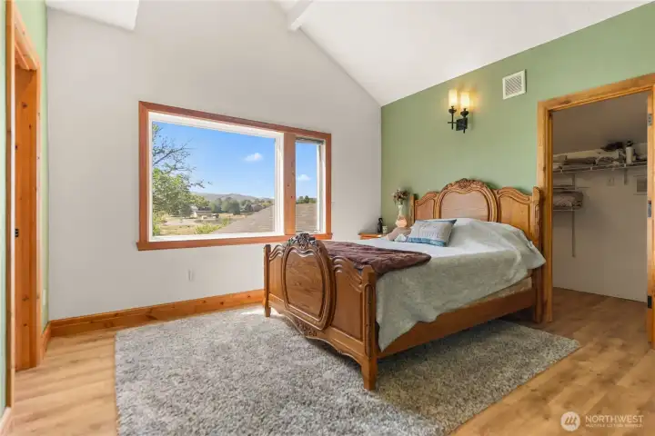 Primary Bedroom w large Walk in closet