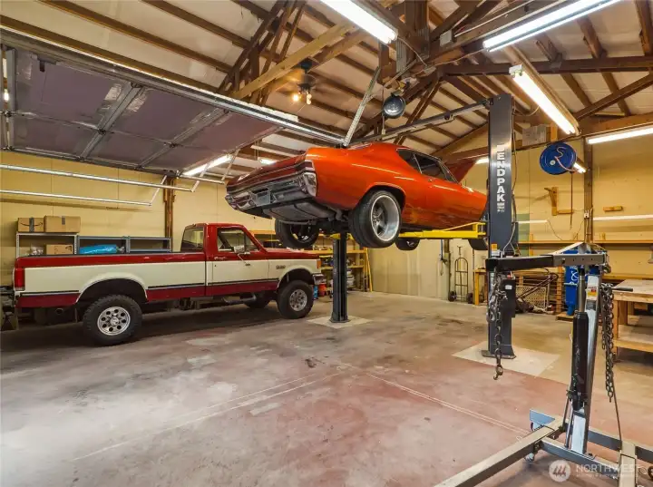 Bendpak 10K pound car lift included