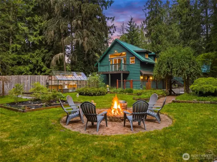 Fire pit , garden and Green house near the Carriage House and bedroom with balcony