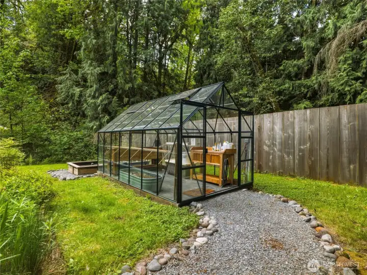 Stunning Greenhouse with water and power