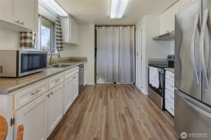 Nicely updated kitchen with new ss appliances