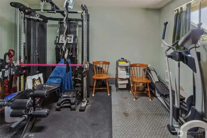 Did we say bonus room work out room off kitchen family to enjoy