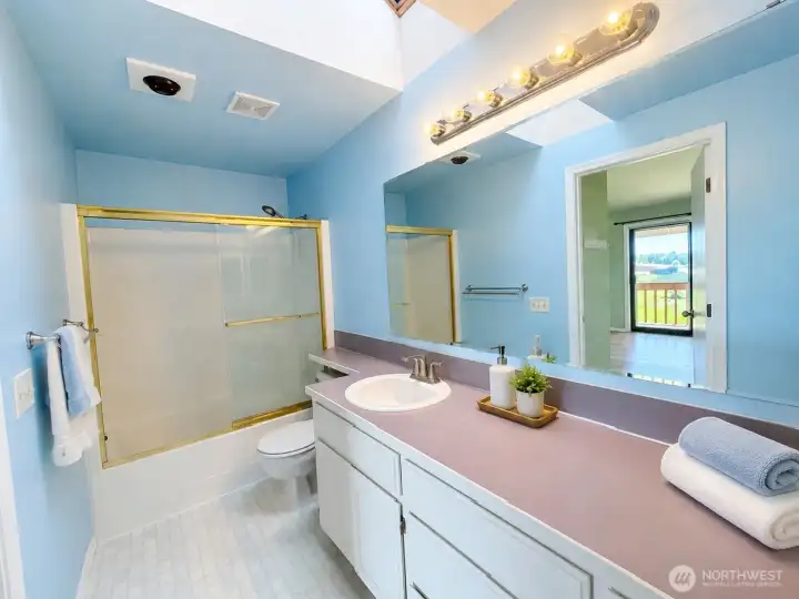 full bath connected to second upstairs bedroom full bath connected to second upstairs bedroom