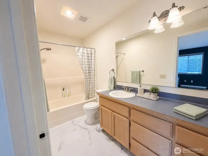 Full bath off of studio 1. Full bath off of studio 1.