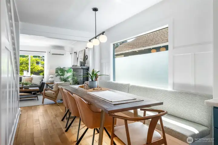 A large dining table (that stays with the house) a built-in banquette and lots of great light. A perfect hub for entertaining, homeworks, or just weeknight family hangouts.