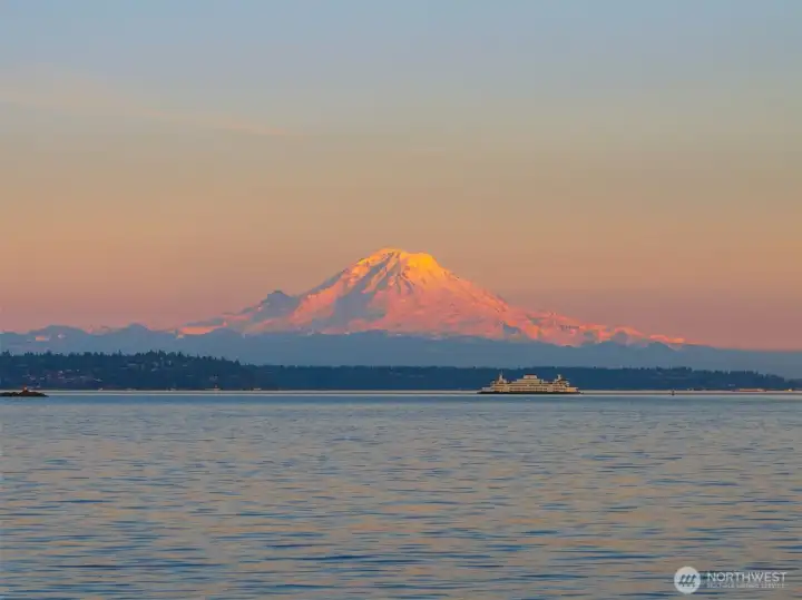 Mount Rainier and all her glory... It's a rarity to have a view like this... Mt Rainier, the City skyline, and the cascade mountain range. Priceless... Mount Rainier and all her glory... It's a rarity to have a view like this... Mt Rainier, the City skyline, and the cascade mountain range. Priceless...