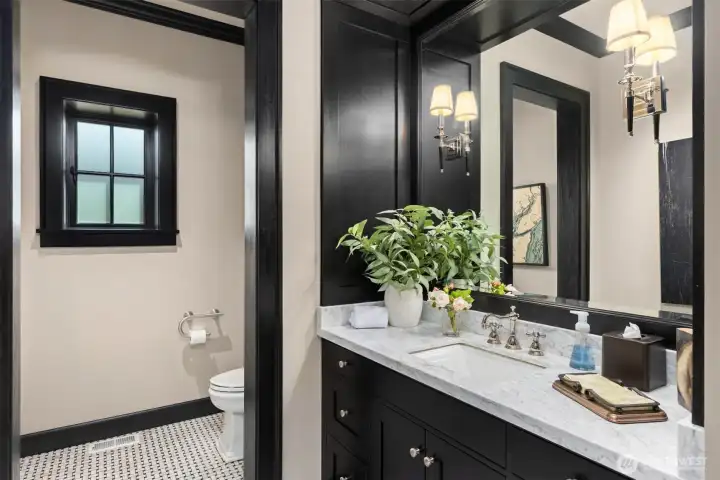 The private bath for the entertain room. The private bath for the entertain room.