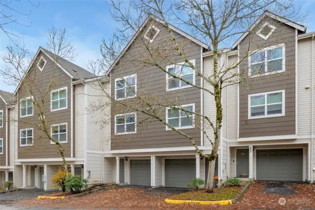 Wonderful Lynnwood Condo.  Tandem Garage and parking space in front.