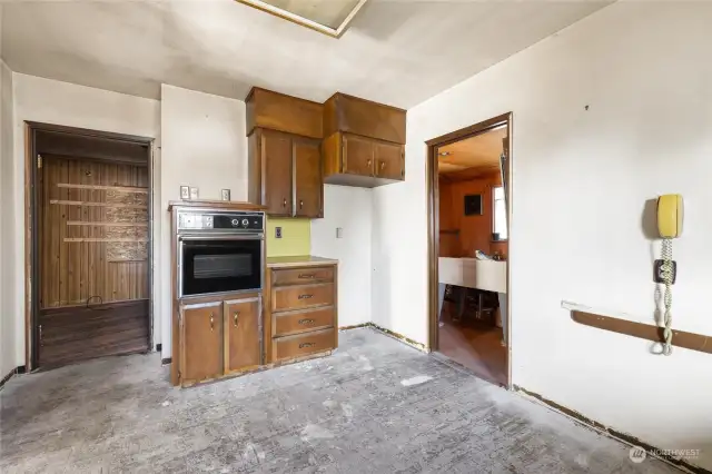 Kitchen w/ Utility Room Access