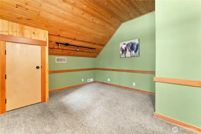 Second bedroom with charming nooks & crannies