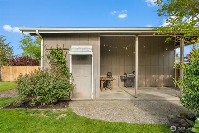 Single car garage with workshop and Carport