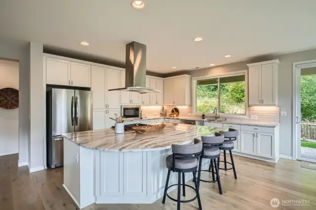 :arge kitchen and eat in island