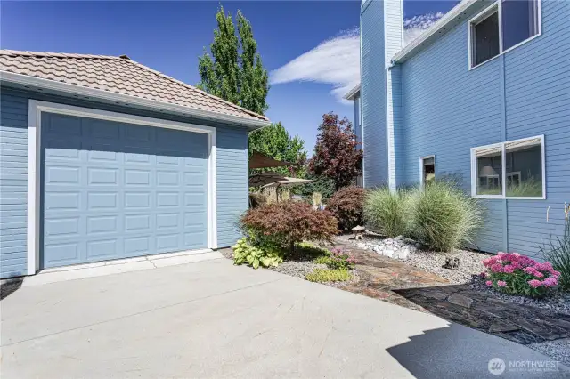 Detached Garage / Shop