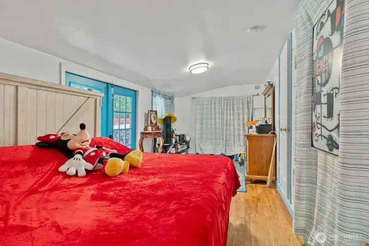 Large Bedrrom w/walk in closet