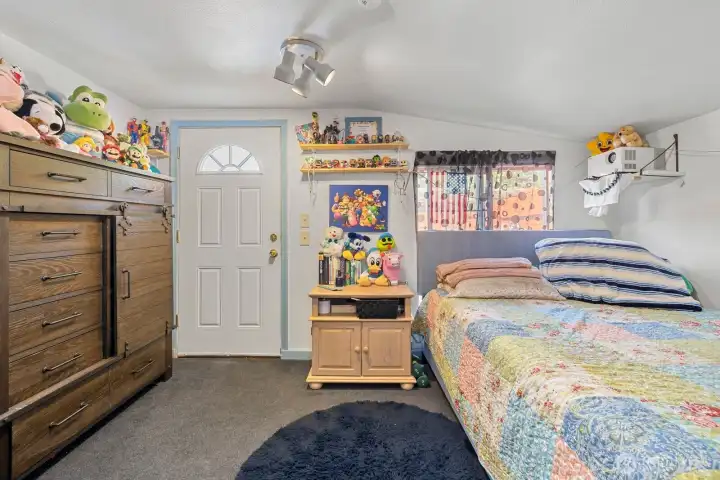 Extra room! Office? Den? Are it your own