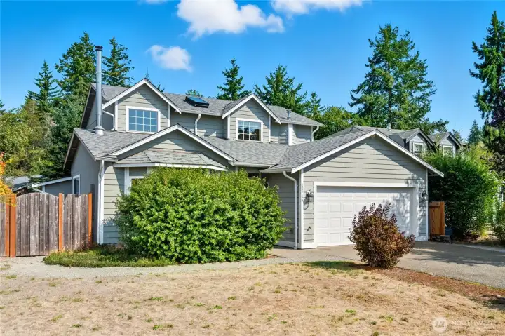 Welcome home to this gem in a convenient neighborhood just minutes from shops & amenities.