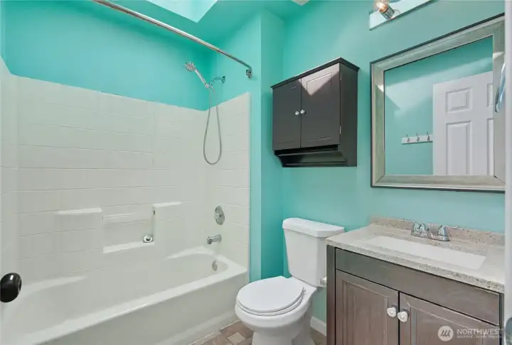 Upper level full bathroom situated between the bedrooms.