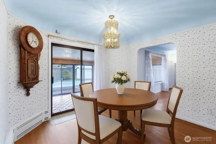 Virtually staged dining room