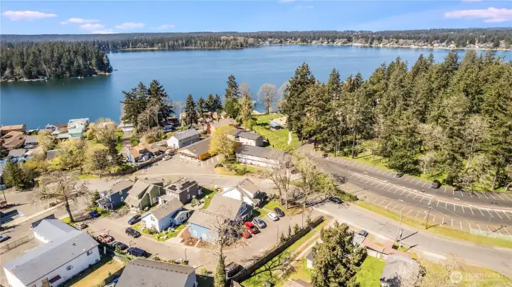 Walking distance to the American Lake (across the street)