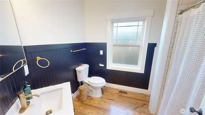 Newly remodeled full bath on the main